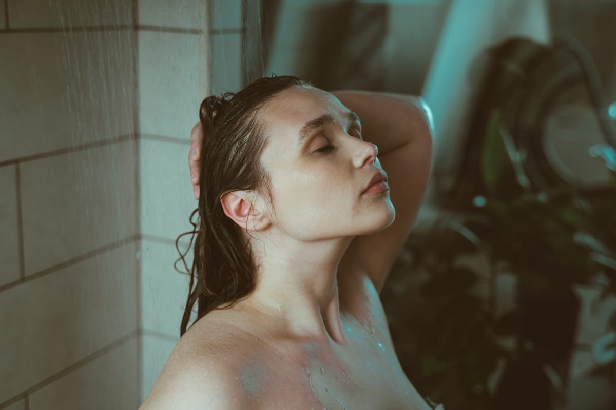 The Cold Rinse Myth: The Real Temperature Secrets to Closing the Cuticle for Glass Hair