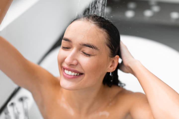 The Shower Temperature Mistake That Is Making Your Hair 30% Brittle (And The "Tepid" Secret to Glass Hair)