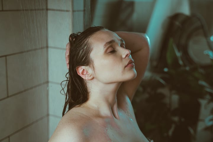 The Cold Rinse Myth: The Real Temperature Secrets to Closing the Cuticle for Glass Hair